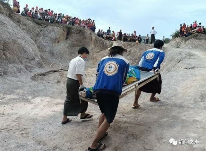 365wm缅甸掸邦一个砂石场发生塌方2名男子被压身亡(图5)